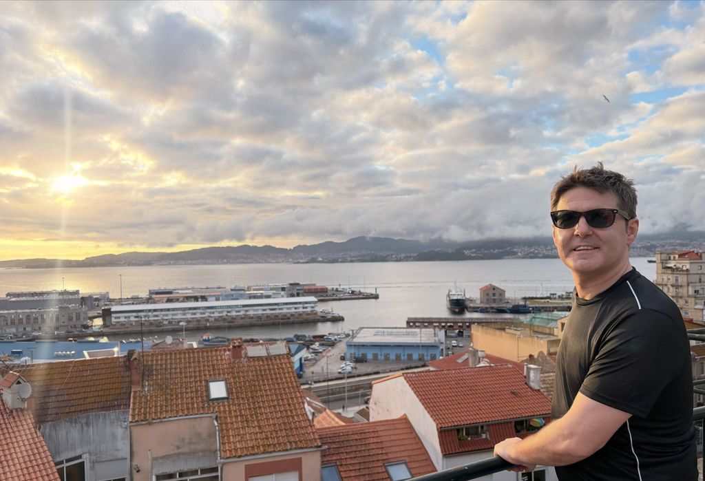 El periodista Jesús Cintora en Vigo, ciudad natal de su novia, la periodista Rocío Delgado
