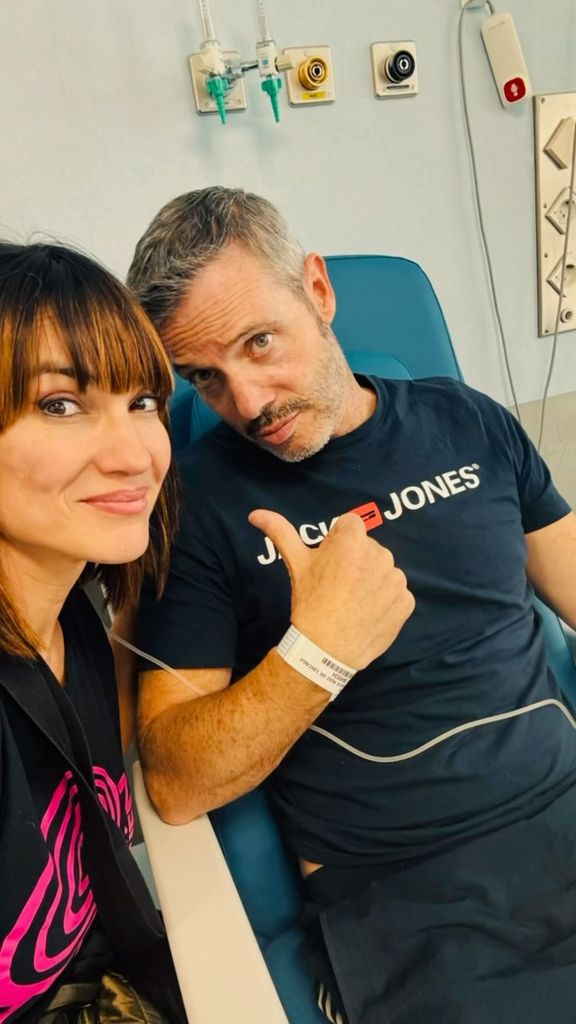 Irene Villa en el hospital con su marido, David Serrato