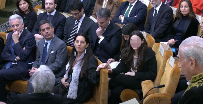 Vargas Llosa dando un discurso de entrada en la Academia