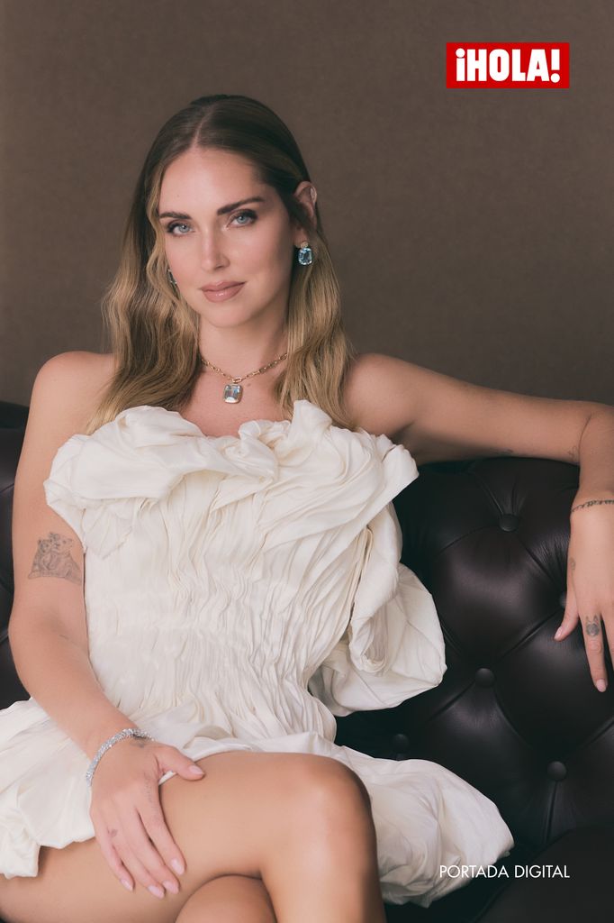 En el look de portada, Chiara luce anillo en oro blanco con amatista central y halo de esmeraldas, y collar y aretes de topacio azul con bisel en oro amarillo de Daniela Califa.