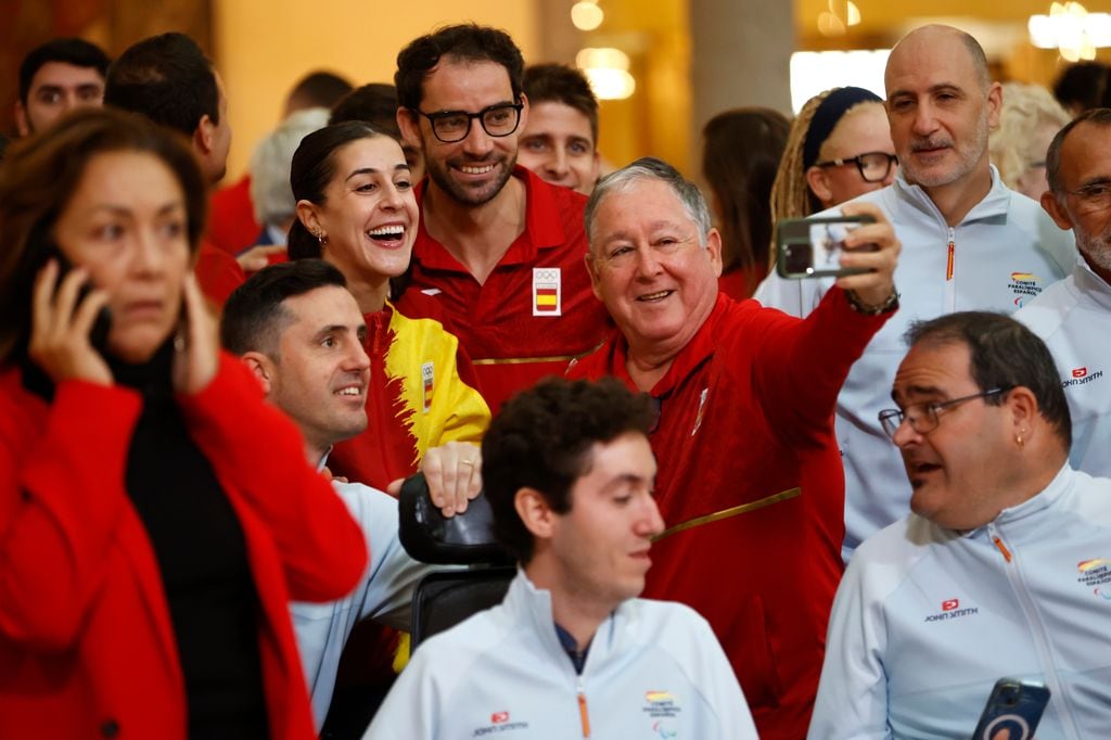 Plano medio de Carolina Marín haciéndose un selfie con algunos deportistas