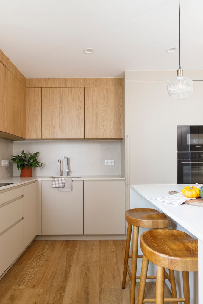 Cocina con muebles en dos acabados diferentes