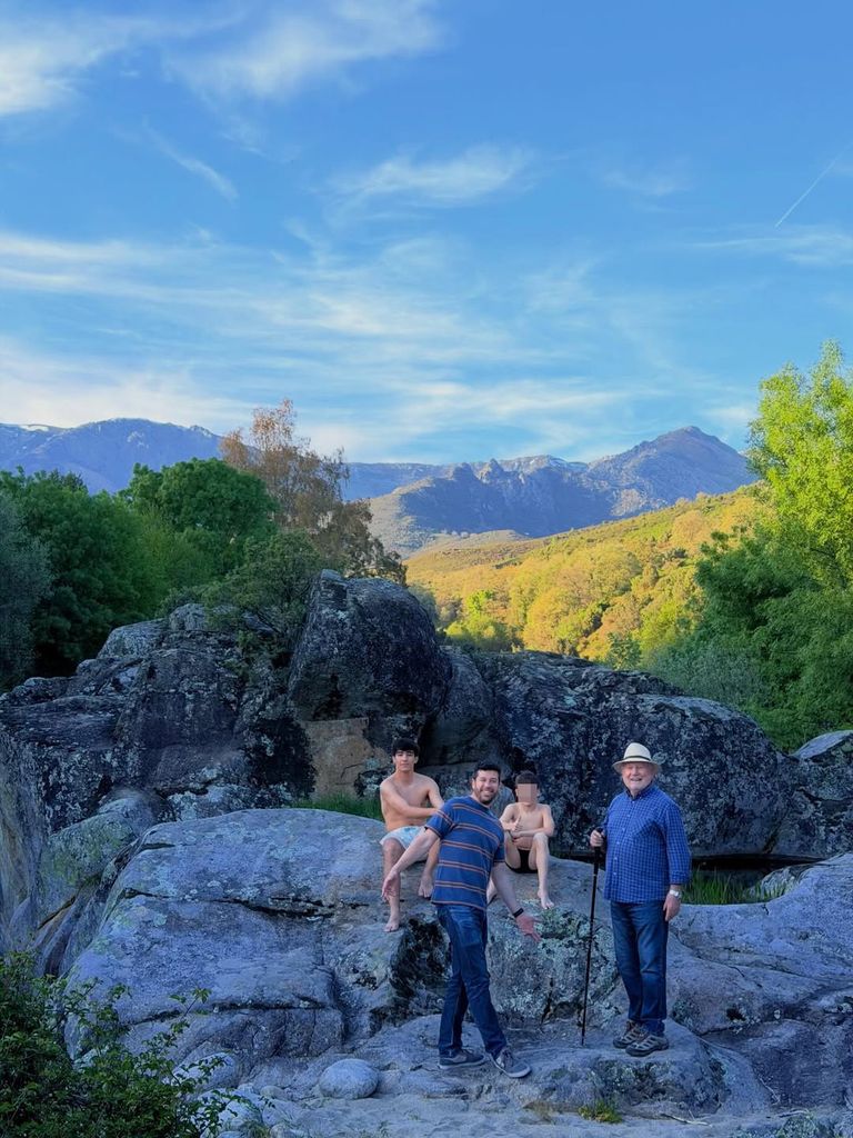 El padre de Nuria, su hermano, su sobrino y su hijo