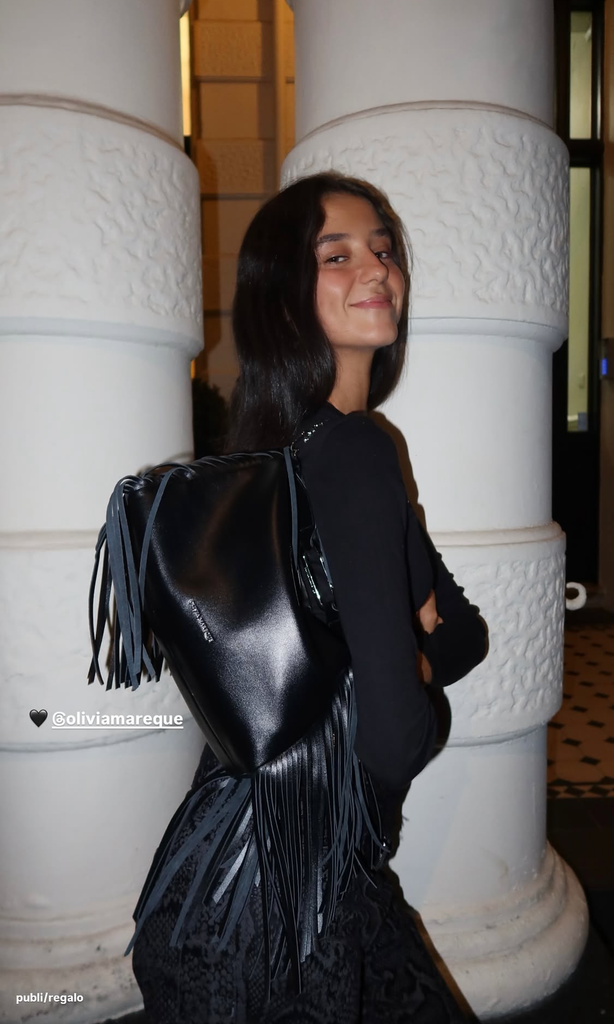 Victoria Federica en Londres con un look negro y un bolso de flecos de firma española, 2026.