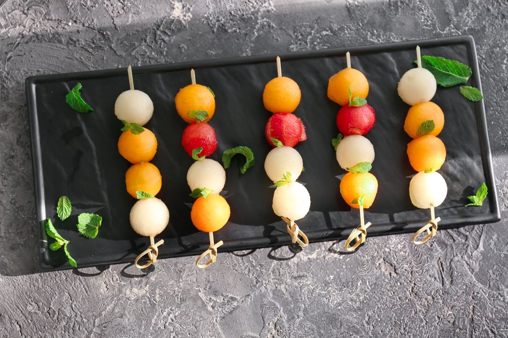 Si no tienes el utensilio para hacer bolas con la fruta, puedes cortarla en daditos.