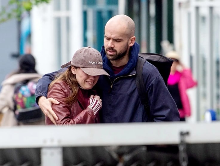 Aimee Lou Wood de 'White Lotus' llorando en plena calle en Londres con Ralph Davis  