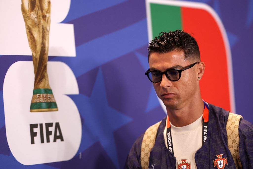 Cristiano Ronaldo se mostró serio al escuchar preguntas sobre Lionel Messi 