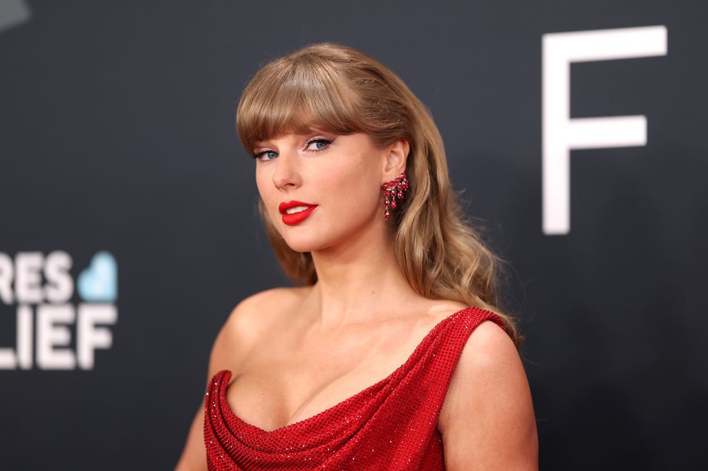 En alfombras rojas, el combo de este delineado y los labios rojos, son un 'must' en la rutina de Taylor.