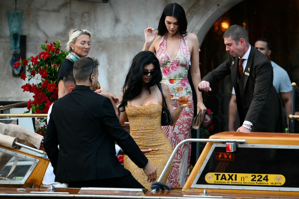 Kendall y Kylie Jenner salieron del Gritti Palace Hotel para asistir a la recepción de Jeff Bezos y Lauren Sánchez en Venecia. 