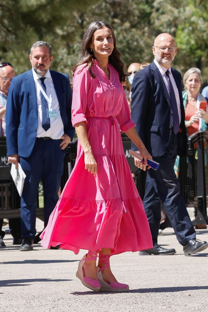 La reina Letizia olvida el color blanco e impacta con su vestido rosa ‘oversize’ que es perfecto para sus alpargatas españolas más llamativas