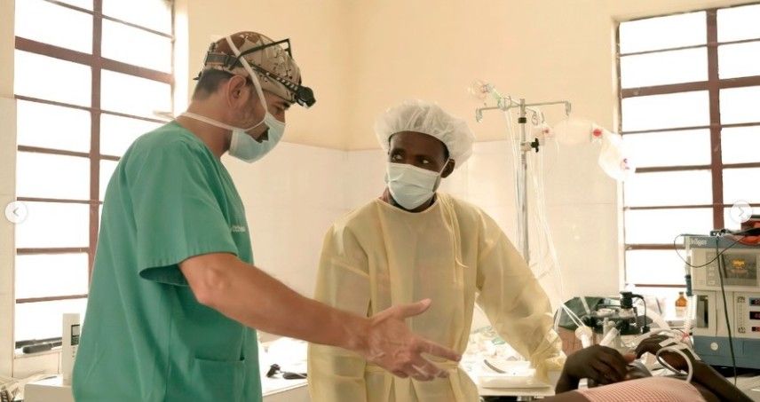 El cirujano valenciano durante una de las campañas humanitarias que desarrolla cada año en Tanzania junto a su equipo médico
