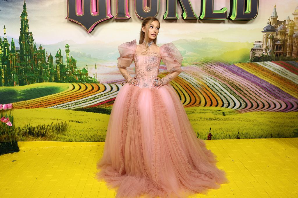 Plano entero de Ariana Grande en la presentación de la película 'Wicked'