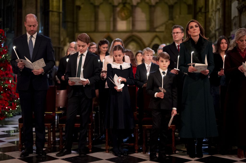 William y Kate con sus hijos; el príncipe George, la princesa Charlotte y el príncipe Louis en el servicio religioso que inaugura la temporada festiva de la familia real.
