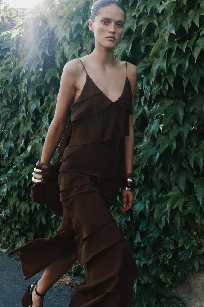 Vestido de invitada de Zara de tirantes y volantes marrón chocolate
