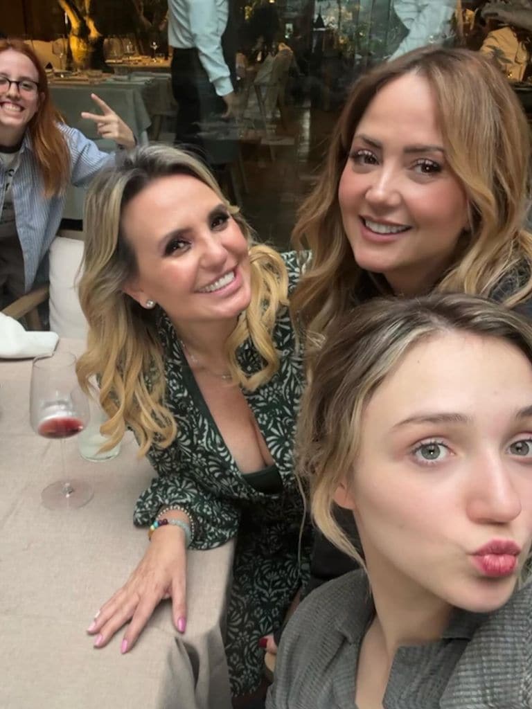 Andrea Legarreta con la productora Andrea Rodríguez y su hija Nina