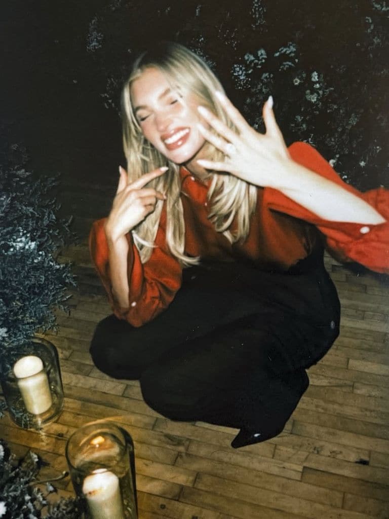 Elsa Hosk se compromete con el padre de su hijo