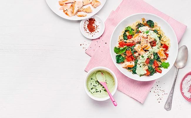 RICE BOWL CON SALMÓN Y SALSA DE ANACARDO Y CILANTRO