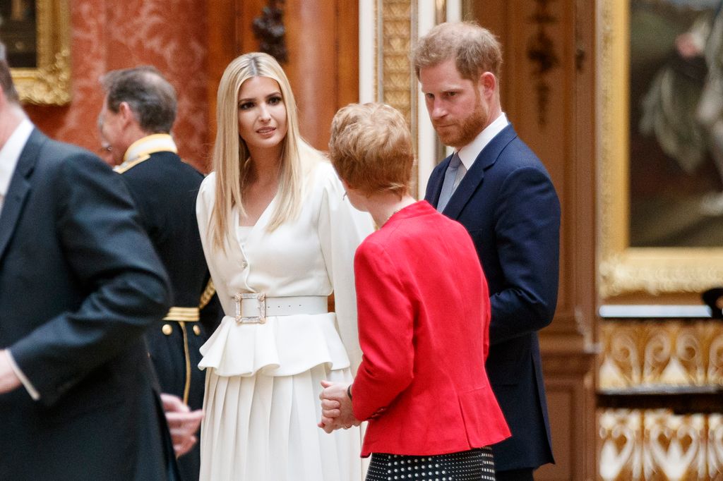 Plano medio de Ivanka Trump con el príncipe Harry durante una visita a UK