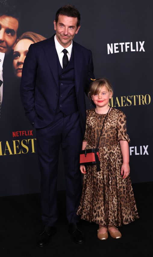 Bradley Cooper y su hija en el estreno de Maestro