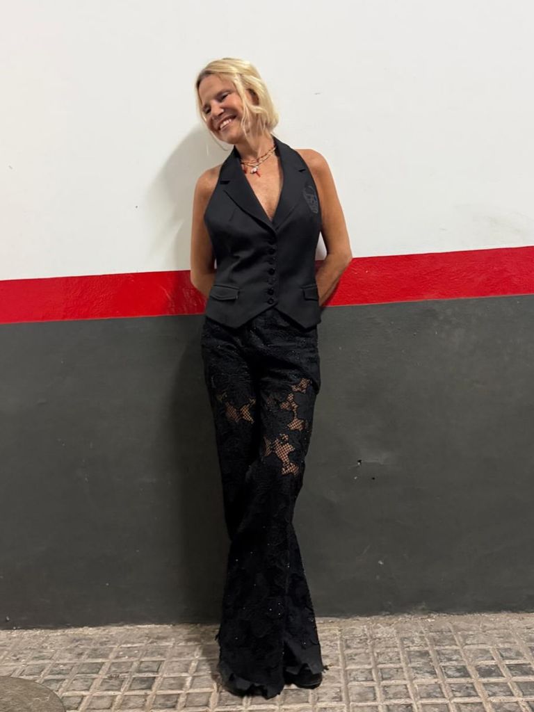 Eugenia Martínez de Irujo con pantalones negros de encaje y chaleco del mismo color.