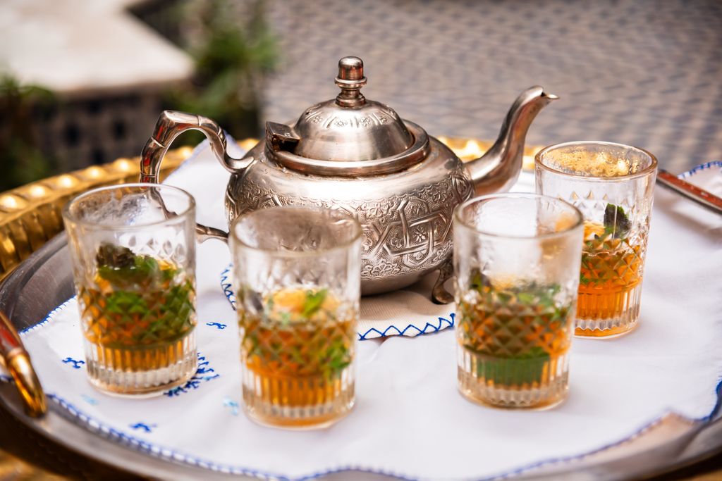 El té moruno, preparado con té verde y hierbabuena fresca, es uno de los grandes símbolos de la hospitalidad marroquí.