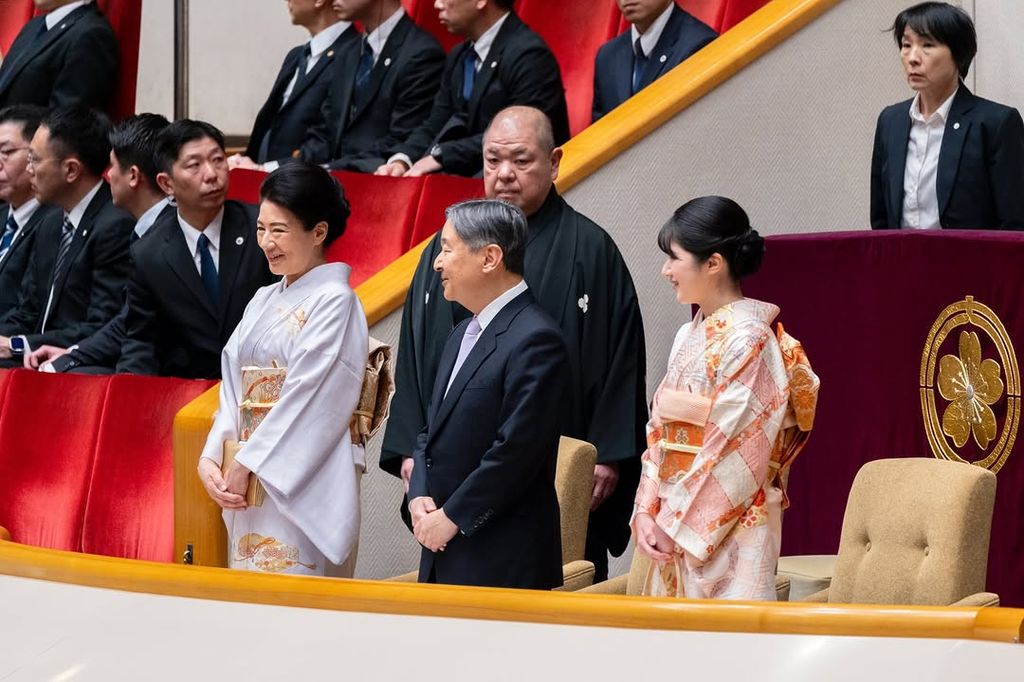 Naruhito y Masako de Kapón con su hija Aiko en un combate de sumo