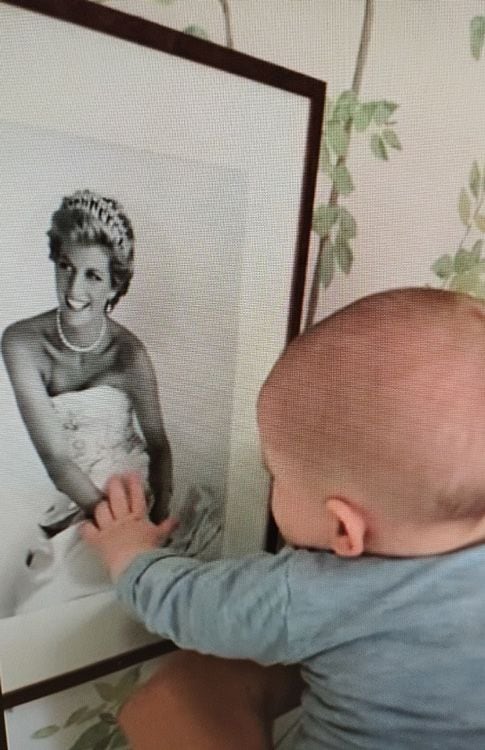 Archie, frente a una foto de Diana de Gales