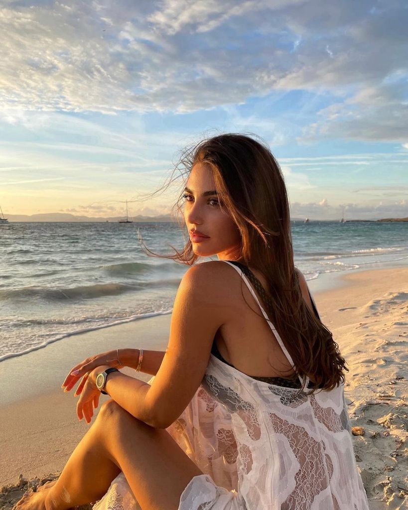 Plano medio de Sandra Garal posando en una playa