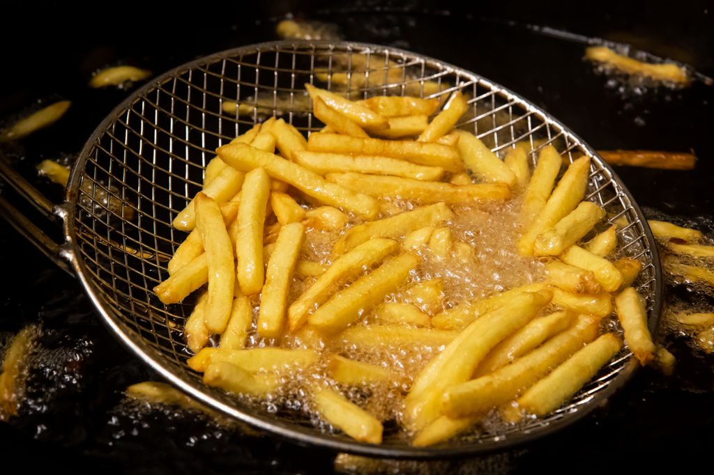 Utiliza siempre aceite vegetal bien limpio, como el de oliva, que es el que mejor soporta las altas temperaturas de la fritura.
