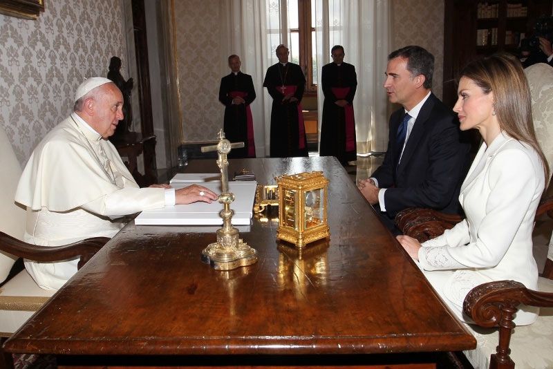 Los reyes Felipe y Letizia en una audiencia con el papa Francisco el 30 de junio de 2014 al poco de iniciar su reinado 