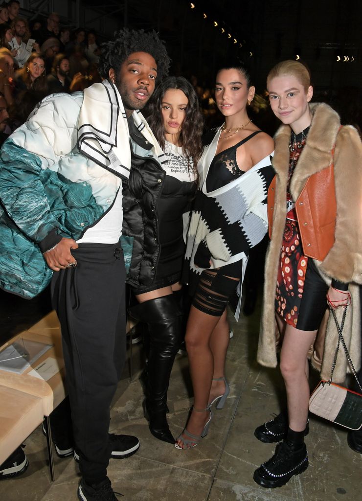 Brent Faiyaz, Rosalia, Dua Lipa y Hunter Schafer en el desfile de Burberry en Londres
