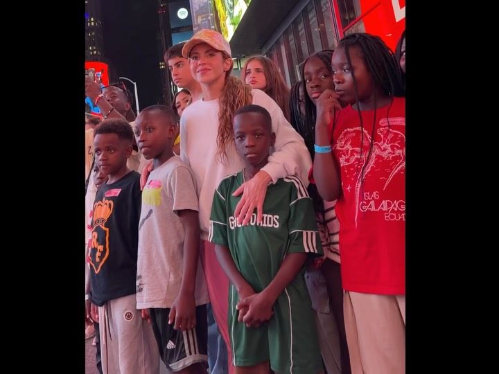 Shakira en Times Square, Nueva York, con los chicos de Ghetto Kids.