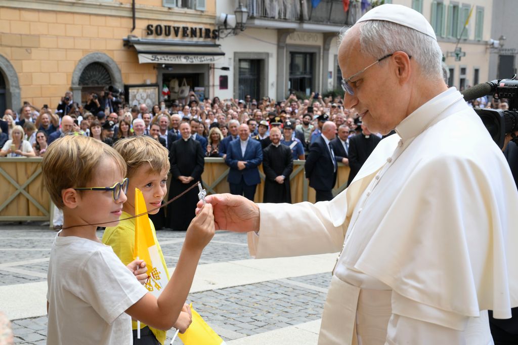 El Papa saluda a los creyentes al final de la misa de este viernes