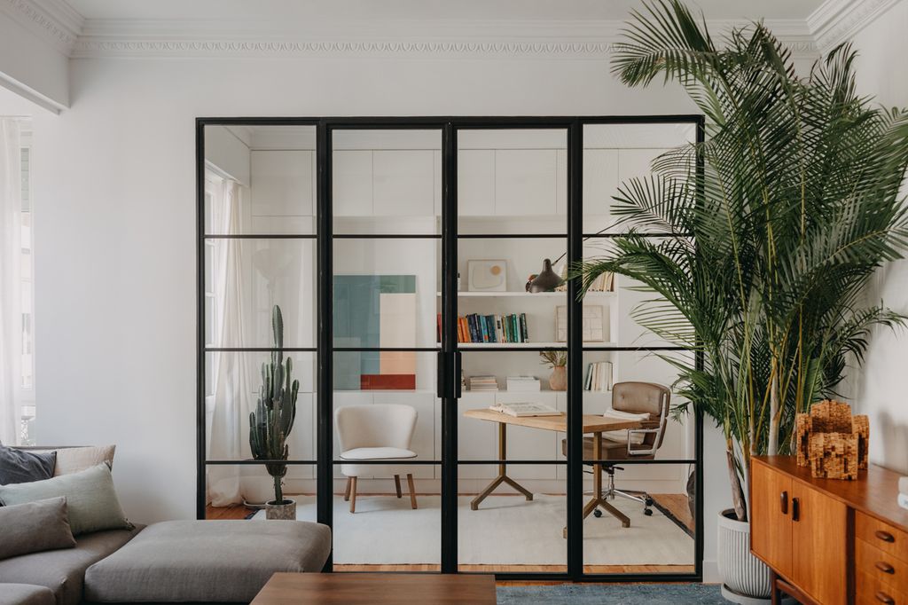Puertas acristaladas que separan el despacho del salón