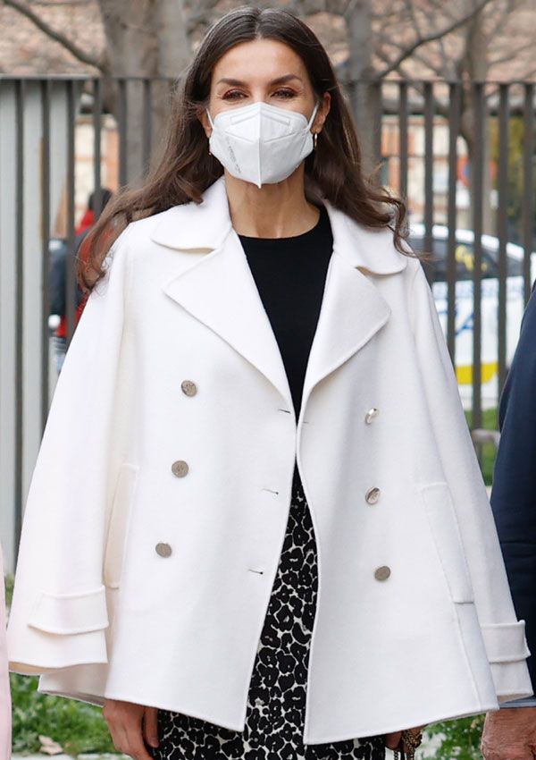 Reina Letizia con falda de leopardo