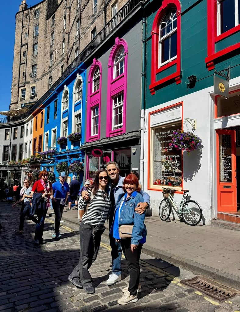 Sara con su marido y su suegra