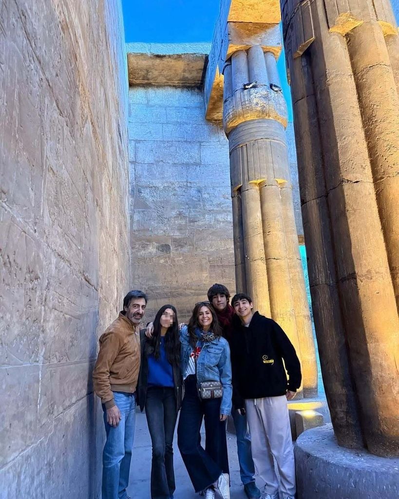 Juan del Val y Nuria Roca con sus hijos 