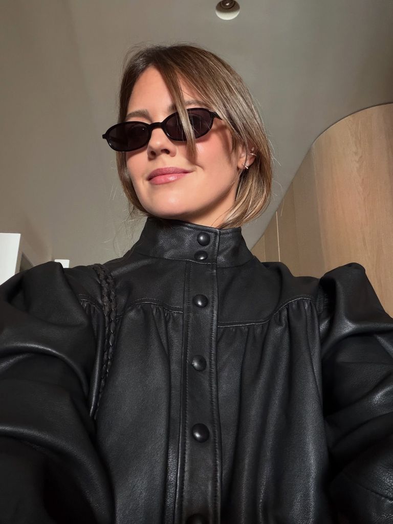 Isabelle Junot arrasa en su club de lectura de aristócratas con un atrevido look de cazadora de cuero y falda estampada