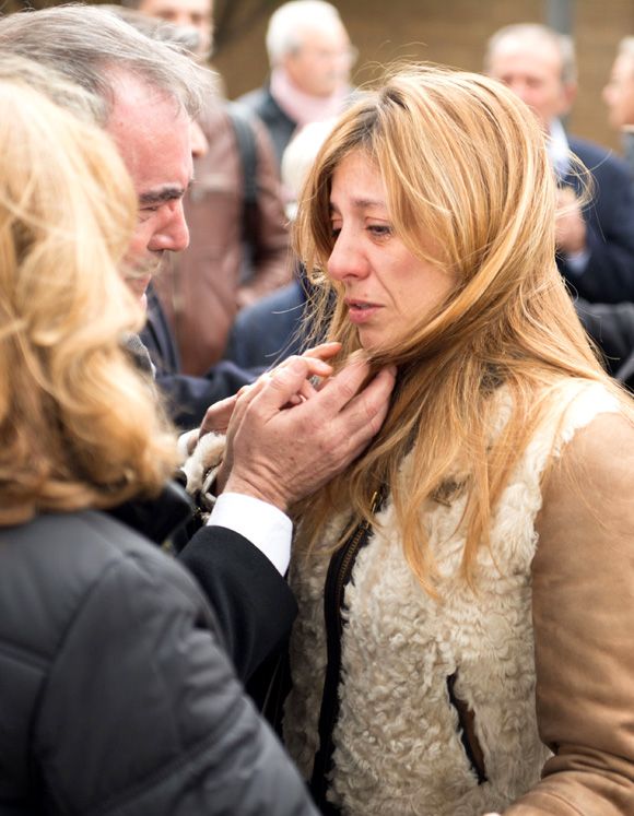 El actor Valentín Paredes consolando a Reyes Monforte