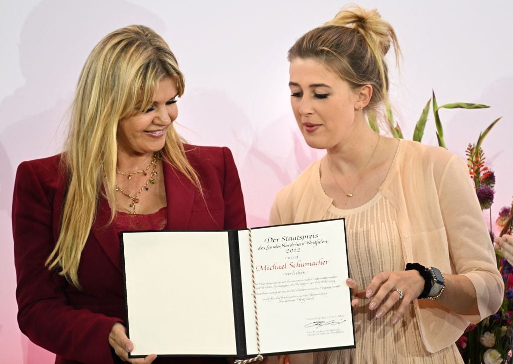 Corinna y Gina Schumacher recogiendo un premio que le concedieron al piloto en 2022