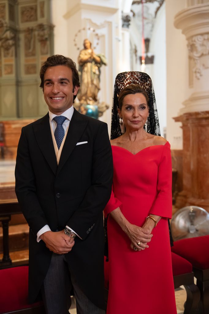 Vestido de madrina de boda en rojo Alejandro de Miguel