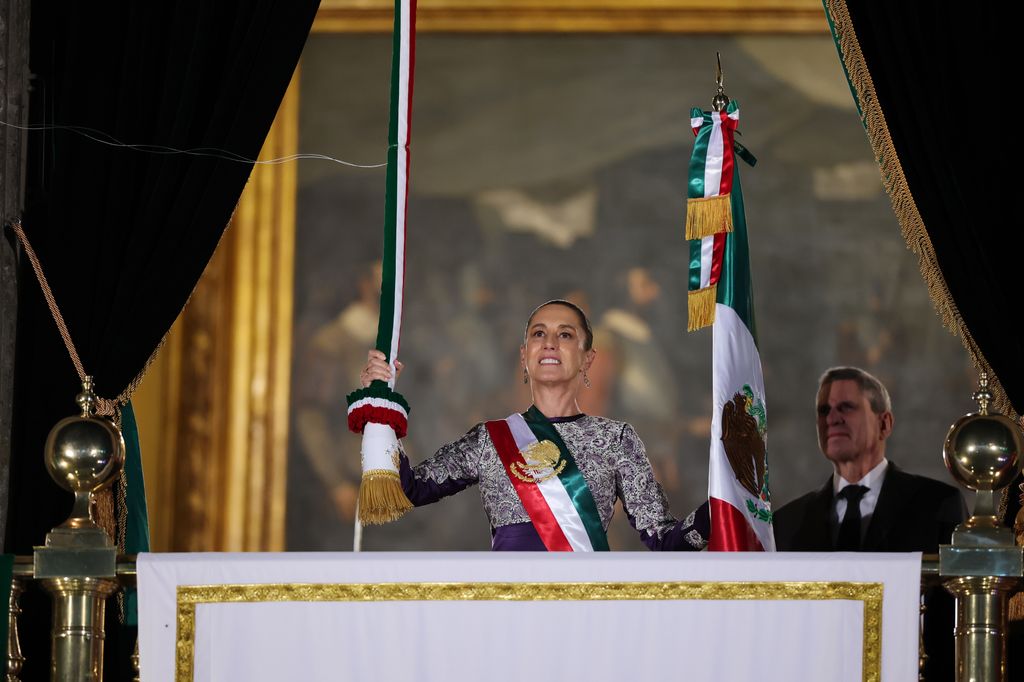 Claudia Sheinbaum en el balcón principal de Palacio Nacional acompañada del primer caballero, su esposo José María Tarriba.