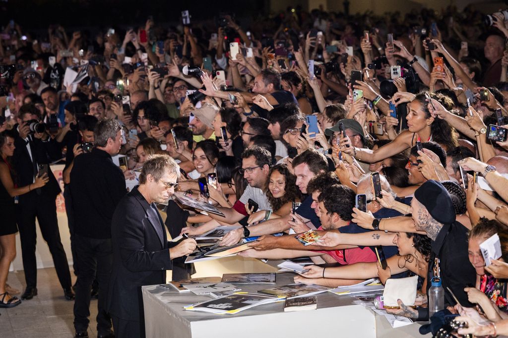 Liam y Noel Gallagher comprobaron una vez más el enorme fenómeno que sigue rodeando a Oasis al encontrarse con una multitud de fans que se agolpaban para conseguir una fotografía o un autógrafo de los hermanos