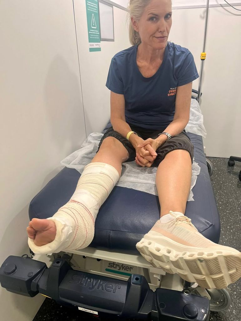Judit Mascó, sentada en una camilla con una pierna escayolada