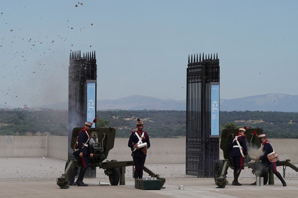 Fuego de los cañones en la ceremonia de bienvenida en el Palacio Real