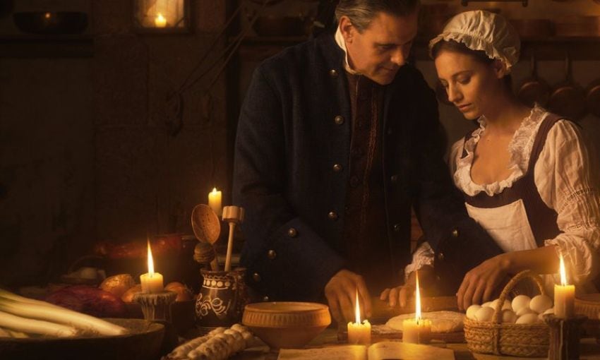 Fotograma de la serie de Netflix La Cocinera de Castamar con Michel Jenner y Roberto Enríquez.