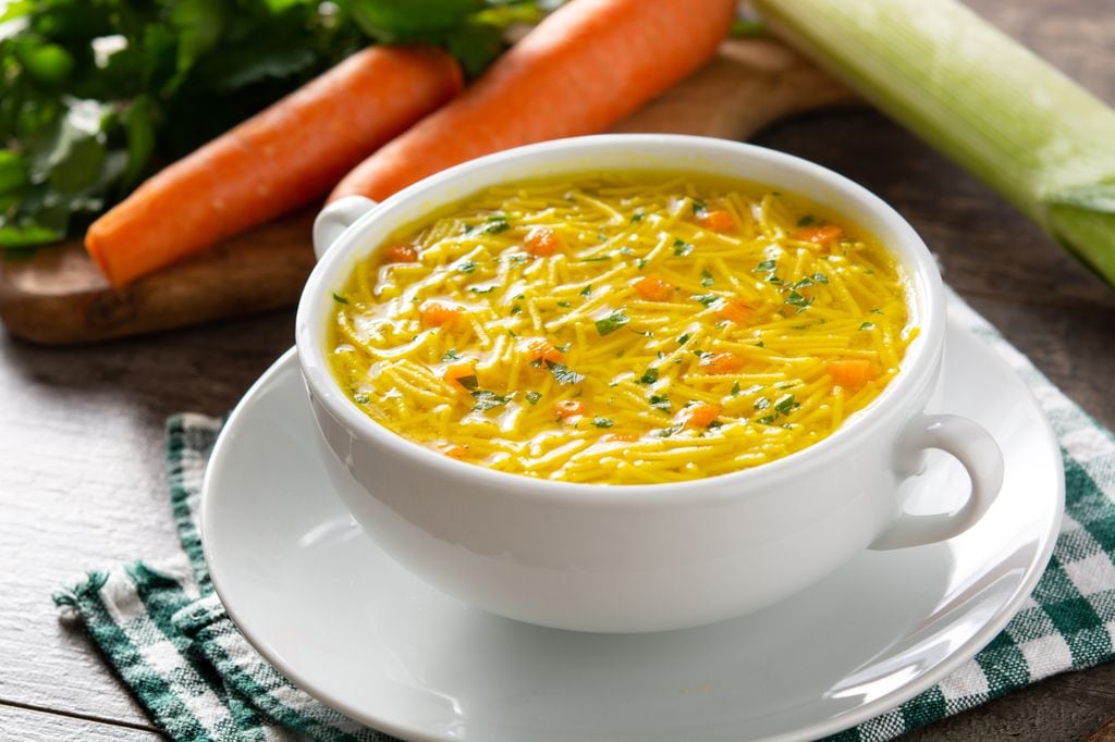 Los fideos son una de las pastas más habituales en las sopas de todo tipo.
