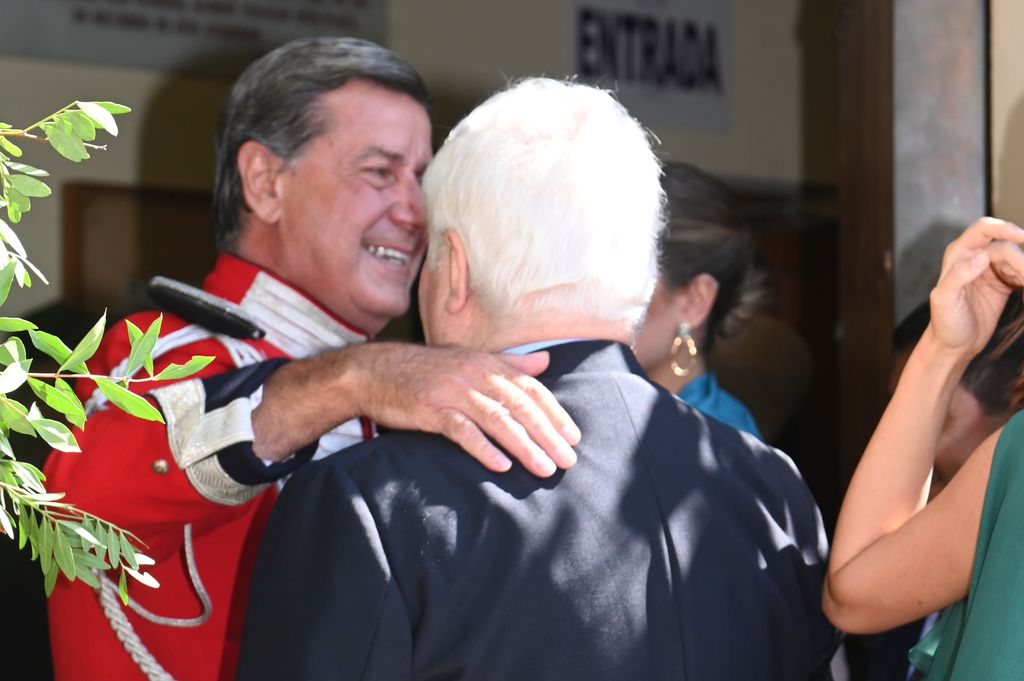Cayetano Martínez de Irujo saluda con afecto a su hermano Carlos Fitz-James Stuart