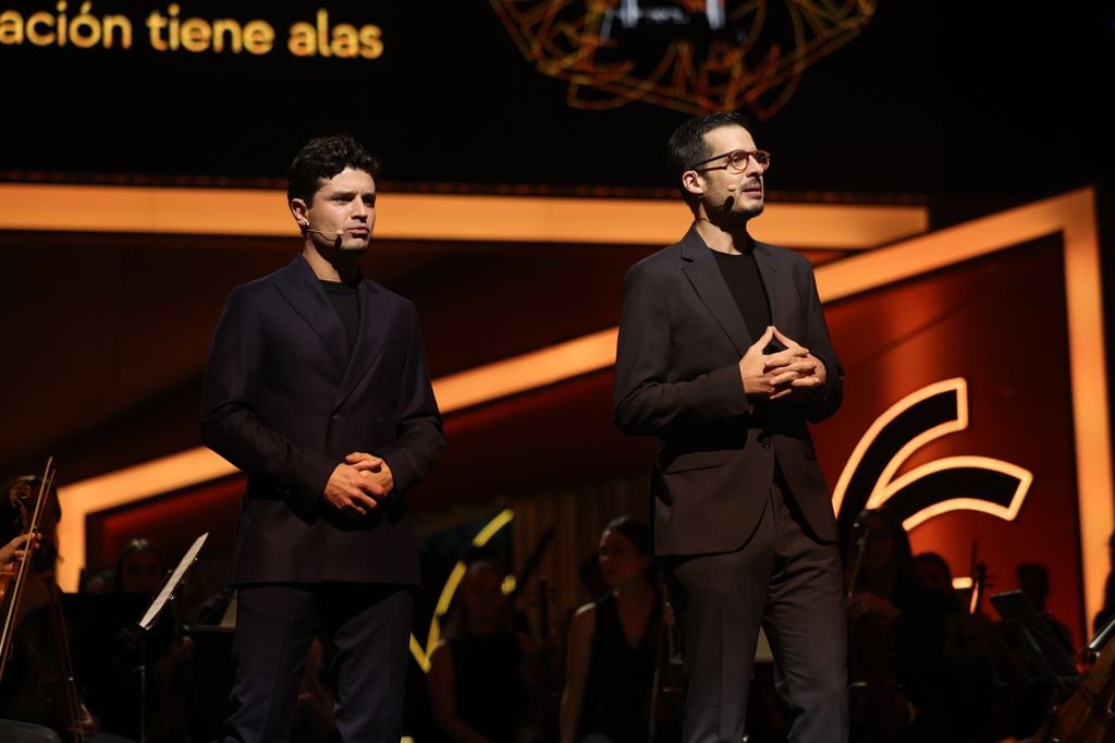Plano medio de José Luis Sastre y Miguel Maldonado presentando los premios