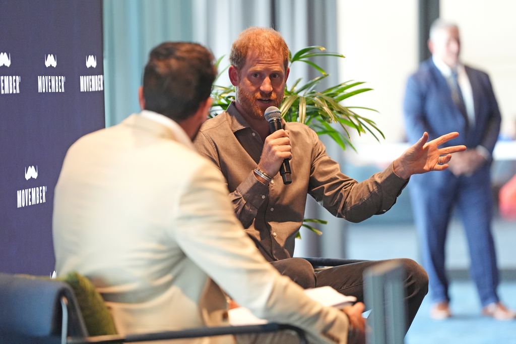 El príncipe Harry, duque de Sussex, participa en una sesión de preguntas y respuestas durante una visita a Movember en la sede de los Western Bulldogs en Mission Whitten Oval.